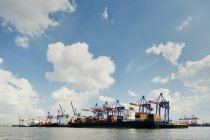 Hamburger Hafen unter blauem Himmel mit Wolken, Hamburg, Deutschland — Stockfoto