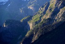 Зелені гірські скелі в яскравому сонячному світлі — стокове фото