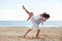 Пара танцює на пляжі — стокове фото