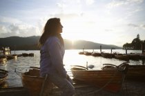 Зріла жінка, сидячи на каное, озеро, озеро район, Камбрія, Великобританія — стокове фото
