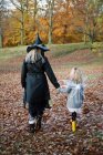 Mère et fille en costumes — Photo de stock