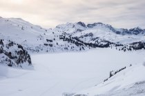 Valle de la montaña cubierto de nieve, Engelberg, Monte Titlis, Suiza - foto de stock