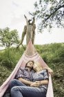 Romantico adolescente ragazza e fidanzato sdraiato in amaca rurale — Foto stock