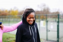 Молоді жінки дають друзям плече в парку — стокове фото