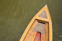 Barco de madeira na água do rio, vista superior — Fotografia de Stock