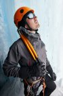 Портрет льодовикового альпініста в печері, що дивиться вгору — стокове фото