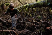 Garçon randonnée à travers la forêt — Photo de stock