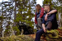 Senderistas masculinos relajándose en viajes, Laponia, Finlandia - foto de stock
