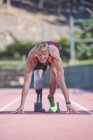 Sprinter mit Beinprothese in Startposition — Stockfoto