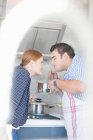 Junges Paar riecht Kochduft aus Kochtopf — Stockfoto