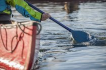 Donna sterzo canoa nel fiume — Foto stock