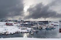 Vista elevada de nubes de tormenta sobre el puerto, Ilulissat, Groenlandia - foto de stock
