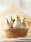 Mini meringue cake pastry with passion fruit jam — Stock Photo