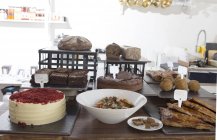 Різноманітність тортів, випічки та хліба на кав'ярні — стокове фото