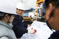 Trabajadores que buscan planes en astilleros, GoSeong-gun, Corea del Sur - foto de stock