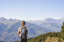 Vue arrière d'une randonneuse qui surplombe le paysage montagneux, Vallée d'Aoste, Aoste, Italie — Photo de stock