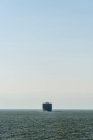 Контейнерный корабль, плывущий на север по пути к гавани Роттердама, Нидерланды — стоковое фото