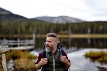Escursionista con lago sullo sfondo, Kesankijarvi, Lapponia, Finlandia — Foto stock