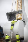 Інженери, що працюють на будівництві вітрових турбін — стокове фото