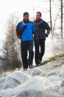 Due uomini adulti medio trekking — Foto stock