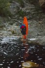 Середній дорослий чоловік перевіряє байдарку на краю води — стокове фото