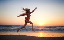 Donna che salta per la gioia — Foto stock