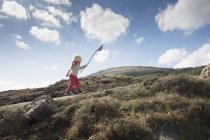Boy carrying flag, Fairy Pools, Isle of Skye, Hebrides, Escócia — Fotografia de Stock