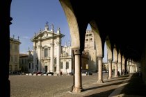 Comune di Mantova edifici contro il cielo blu, Lombardia, Italia — Foto stock