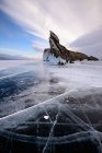 Vista dell'isola di Ogoy sul lago ghiacciato di Baikal, isola di Olkhon, Siberia, Russia — Foto stock