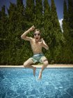 Boy jumping into swimming pool, Maiorca, Espanha — Fotografia de Stock