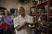 Мбаппе держит в мастерской плесень для головных уборов — стоковое фото