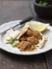Goan Schweinefleisch Gericht mit Naan Brot, Zitronenscheibe, Koriander und Chili — Stockfoto