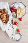 Ciotola di pane con pomodori e formaggio — Foto stock