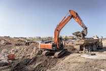Escavatore movimento terra sul cantiere immobiliare — Foto stock
