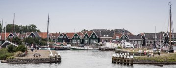 Case, porti e barche a vela, Marken, Paesi Bassi — Foto stock