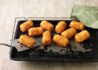 Картофельные крокеты на подносе для выпечки — стоковое фото