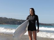 Surfeur profitant de la plage, Roadknight, Victoria, Australie — Photo de stock