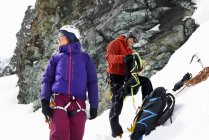 Alpinisti che preparano l'attrezzatura sulla montagna innevata, Saas Fee, Svizzera — Foto stock