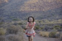 Mädchen laufen im ländlichen Raum, Almeria, Andalusien, Spanien — Stockfoto