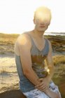 Портрет молодого чоловіка в м'якому сонячному світлі — стокове фото