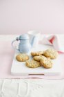 Тарілка печива з чашкою чаю — стокове фото