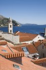 Vista de la torre de la iglesia y los tejados, Dubrovnik, Croacia - foto de stock