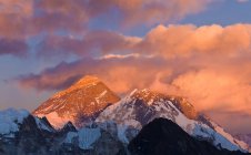Снежные вершины гор и облака — стоковое фото