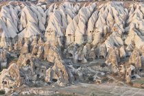Formaciones rocosas viviendas, Capadocia, Anatolia, Turquía - foto de stock