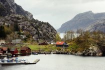 Pueblo y puerto, Lysefjord, Condado de Rogaland, Noruega - foto de stock