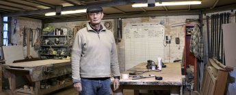 Retrato del fabricante de gabinetes masculino en el entorno de trabajo - foto de stock