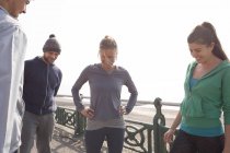 Läuferinnen und Läufer machen Pause am Brighton Beach — Stockfoto