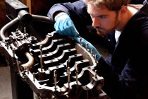 Meccanico maschio analizzando motore auto — Foto stock
