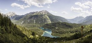 Erhöhter Blick auf den Fluss, der durch Berge, Leermoos, Tirol, Österreich fließt — Stockfoto