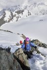 Bergsteiger besteigt schneebedeckten Berg, Saas Fee, Schweiz — Stockfoto